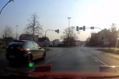 Przejazd na czerwonym zakończony spotkaniem z dostawczakiem - Bydgoszcz