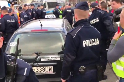 Taksówkarze zniszczyli auto taksówkarza, który nie brał udziału w proteście - film z zajścia