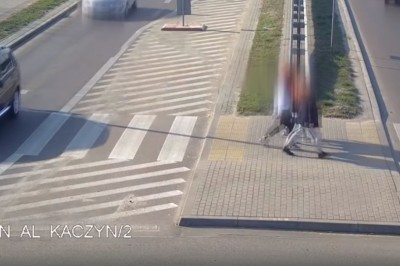 75-letni dziadek potrącił 4 nastolatki na pasach. Nagranie z miejskiego monitoringu