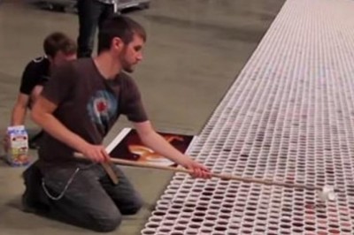 Specjalnie ustawia 66 tys. kubków z wodą. Kiedy kamera się oddala szczena po prostu opada