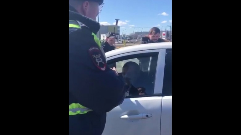 Wyrozumiały policjant pomaga kierowcy dobrowolnie wysiąść z auta
