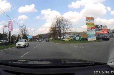 Rowerzysta i jego wyprzedzanie na skrzyżowaniu. Tak to się często kończy