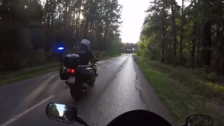 Policjant kontra cwaniak na motocyklu ze schowaną tablicą rejestracyjną