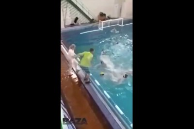 Trener nie wytrzymał i rzucił się na zawodnika w basenie. Szybko pożałował swojej decyzji