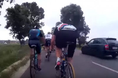 Kolarze nagrali jak jadą grupą pod prąd. Niewiele brakowało do czołówki