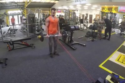 Przyjął strzała na twarz podczas ćwiczeń na siłowni. To musiało boleć