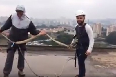 Skok z dachu bloku. Zabawa tylko dla odważnych ludzi