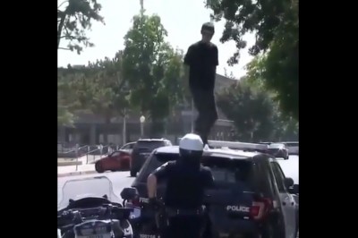 Ziomek na dachu radiowozu kontra policjanci. Nie miał z nimi żadnych szans