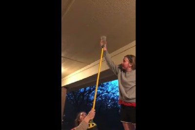 Dziewczyny chciały zrobić ojcu dobry żarcik. Jednak tatko nieźle je zaskoczył