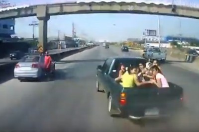 Ku przestrodze. Właśnie dlatego nie wolno jeździć na pace auta