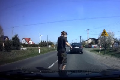 Skończyło się kozaczenie. Typ z Forda dostaje gazem po oczach