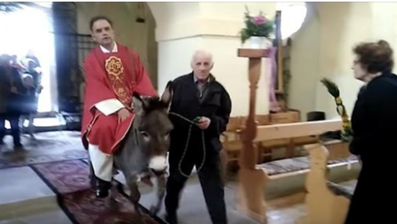 Ksiądz na osiołku wjeżdża do kościoła w trakcie mszy. Internauci byli oburzeni