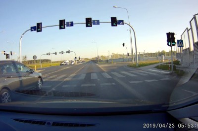 BMW leciało na czołówkę z busem. Niestety skończyło się dzwonem