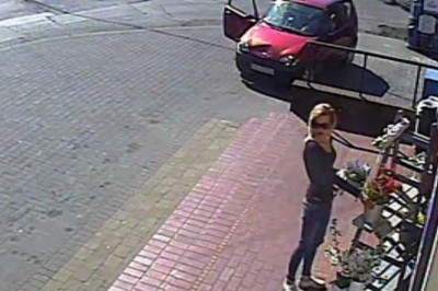 Chytra blondyna zawinęła ozdoby świąteczne spod sklepu i uciekła Seicento