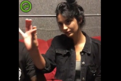 Oglądanie tej sztuczki może być  bolesne. Dziewczyna chwali się swoją dziwną umiejętnością