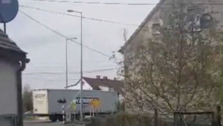Porobiony kierowca TIRa wjechał pod pociąg w Świebodzinie - nagranie ze zdarzenia