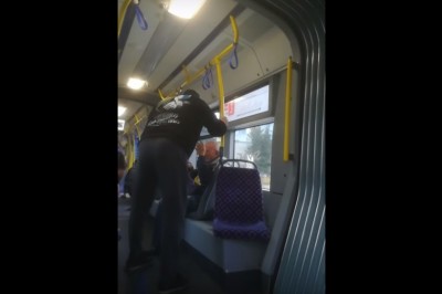 Seba pobił dziadka w tramwaju w Bydgoszczy. Wszystko nagrał świadek zdarzenia