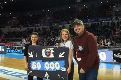 Ziomek wykonuje rzut za 50 tys. zł podczas przerwy meczu w Toruniu