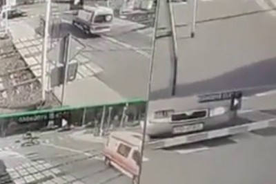 Film ze zderzenia karetki pogotowia z pociągiem na torach w Puszczykowie