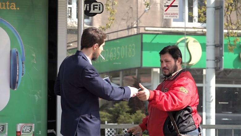 Ziomek daje łapówki przypadkowym ludziom na ulicy. Drugi gość pozamiatał
