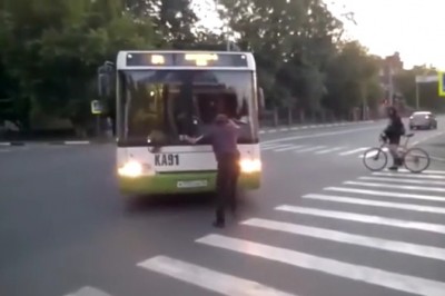 Seba postanowił zatrzymać autobus miejski. Kierowca szybko sobie z nim poradził