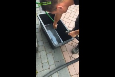 Typ postanowił spuścić paliwo z auta za pomocą odkurzacza. Trochę się przeliczył