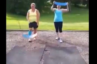 Dwie dziewczyny kontra skomplikowane ćwiczenie na placu zabaw