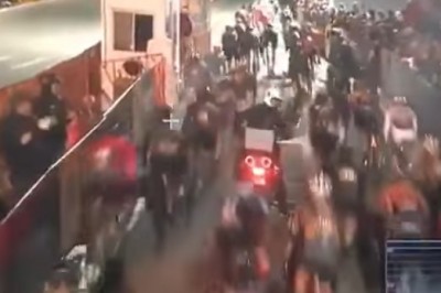 Motocyklista kontra kolarze. Lepszego miejsca nie mógł wybrać na zaparkowanie
