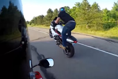 Chciał być kozak, więc nie założył ochraniaczy na motocykl. Szybko tego pożałował