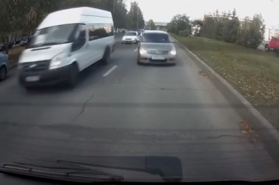 Dziewczyny zrobiły sobie wyścig na prostej drodze. Pięknie go zakończyły