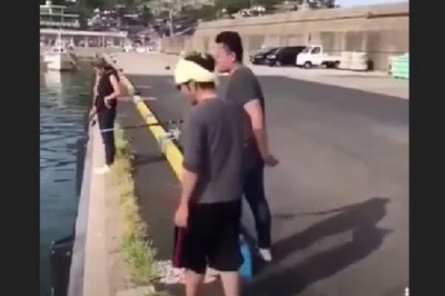 Gdzie mi tu leszczu z tą wędką. Patrz jak to się powinno robić