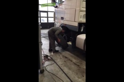 Seba i jego pierwszy dzień pracy w wulkanizacji. Od razu dostał konkretne zadanie