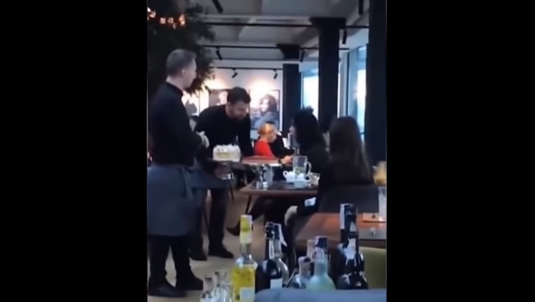 Dwóch wkurzonych kelnerów rzuca ciastem w dwie dziewczyny