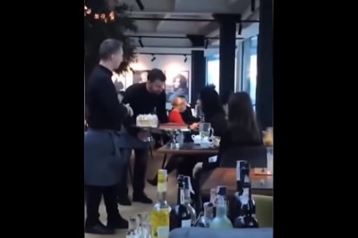 Dwóch wkurzonych kelnerów rzuca ciastem w dwie dziewczyny