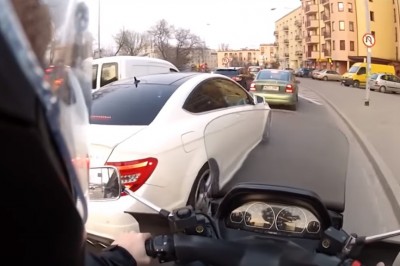 Zdenerwowana królowa w Mercedesie AMG daje popis kultury jazdy w Warszawie