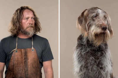 Fotograf zrobił zdjęcia psom i ich właścicielom w podobnych pozach. Podobieństwo jest niezaprzeczalne