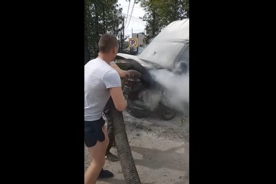 Dawaj mnie Tadek tego węża ja to zaraz ugaszę. Mistrzowie w gaszeniu płonącego auta 