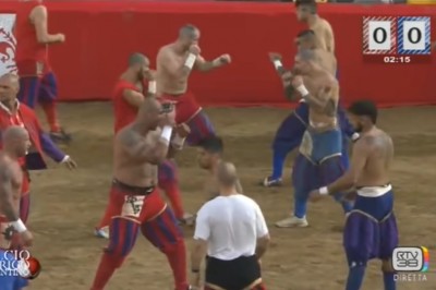 Niby piłka, a jednak konkretna walka między chłopakami z osiedla - to dopiero sport