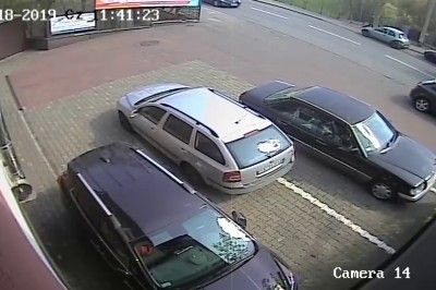 Mistrzowskie parkowanie kobiety i ucieczka z miejsca pomimo świadków zdarzenia