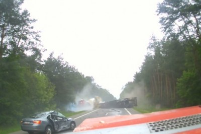 3 TIRy kontra osobówka. Nagranie z dużego wypadku w Unierzyżu