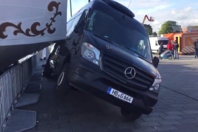 Wypływający statek kontra Mercedes zaparkowany na nabrzeżu 