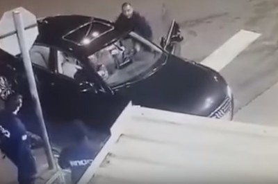 Ochroniarze doprowadzają kozaka do łez przed szpitalem. Widać bardzo się rozczulił