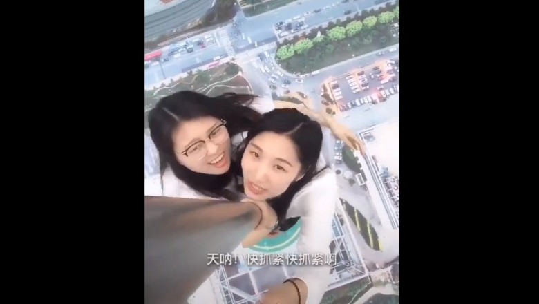 Dziewczyny chciały sobie zrobić selfiaka na szczycie wieżowca