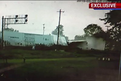 Nagranie z wykolejenia się pociągu towarowego na przejeździe kolejowym