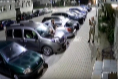 Zrobili sobie maraton po maskach aut we Lwówku Śląskim - nagranie z monitoringu 