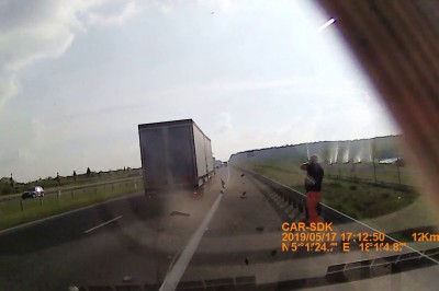 O włos od tragedii na S8. TIR kontra auto służb drogowych