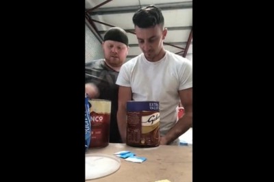 Ty weź to powąchaj, bo jakoś dziwnie śmierdzi. Tak się wkręca świeżaka w robocie