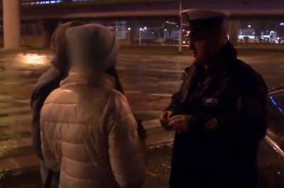 Pechowy Seba zgarnięty przez policjantów za przechodzenie na czerwonym o 2 w nocy