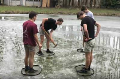 Zawody w rozbijaniu lodu pod kumplami. Kto wytrzyma dłużej