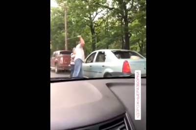 Dziadek demoluje auto innego kierowcy. Nawet babcia i gaz pieprzowy go nie uspokoiły